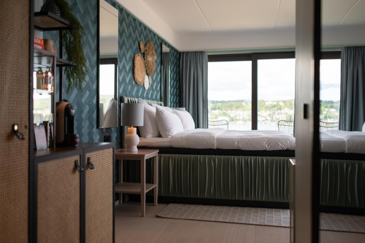 Hotel Riviera Мос Екстериор снимка